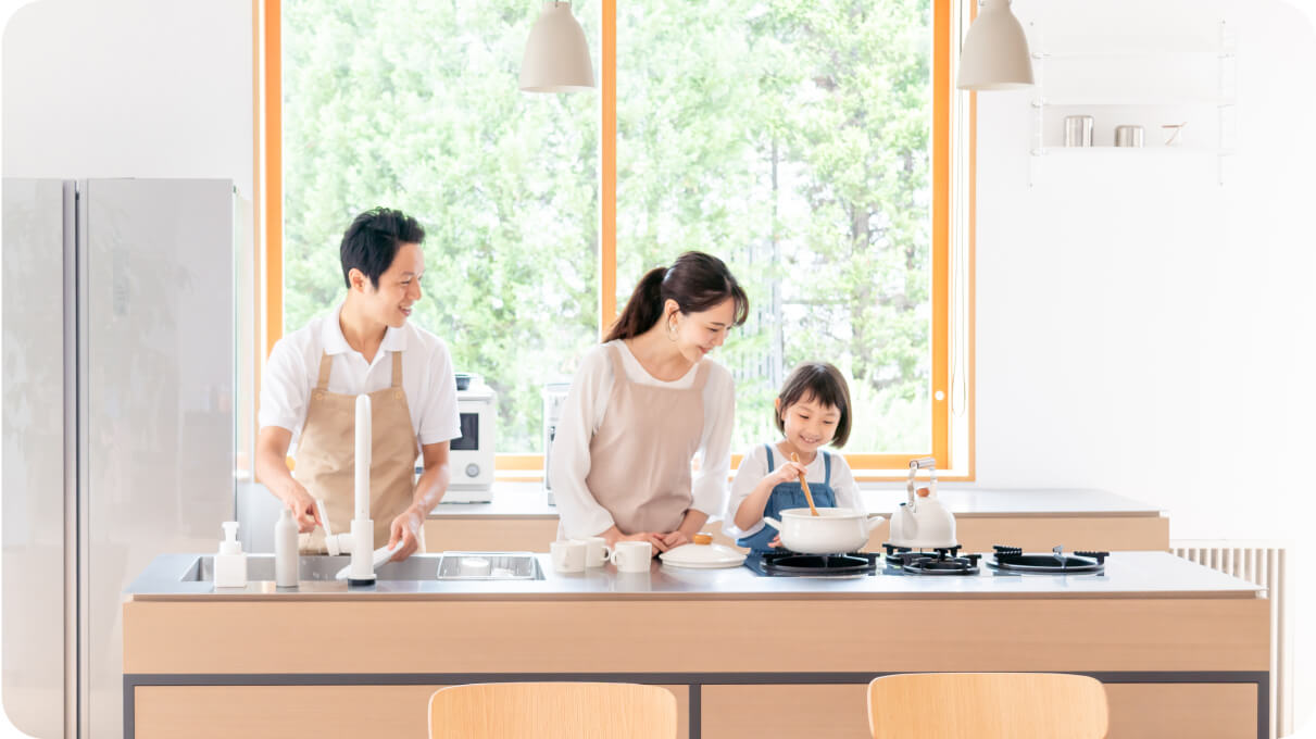 子供と両親がキッチンで料理をしている