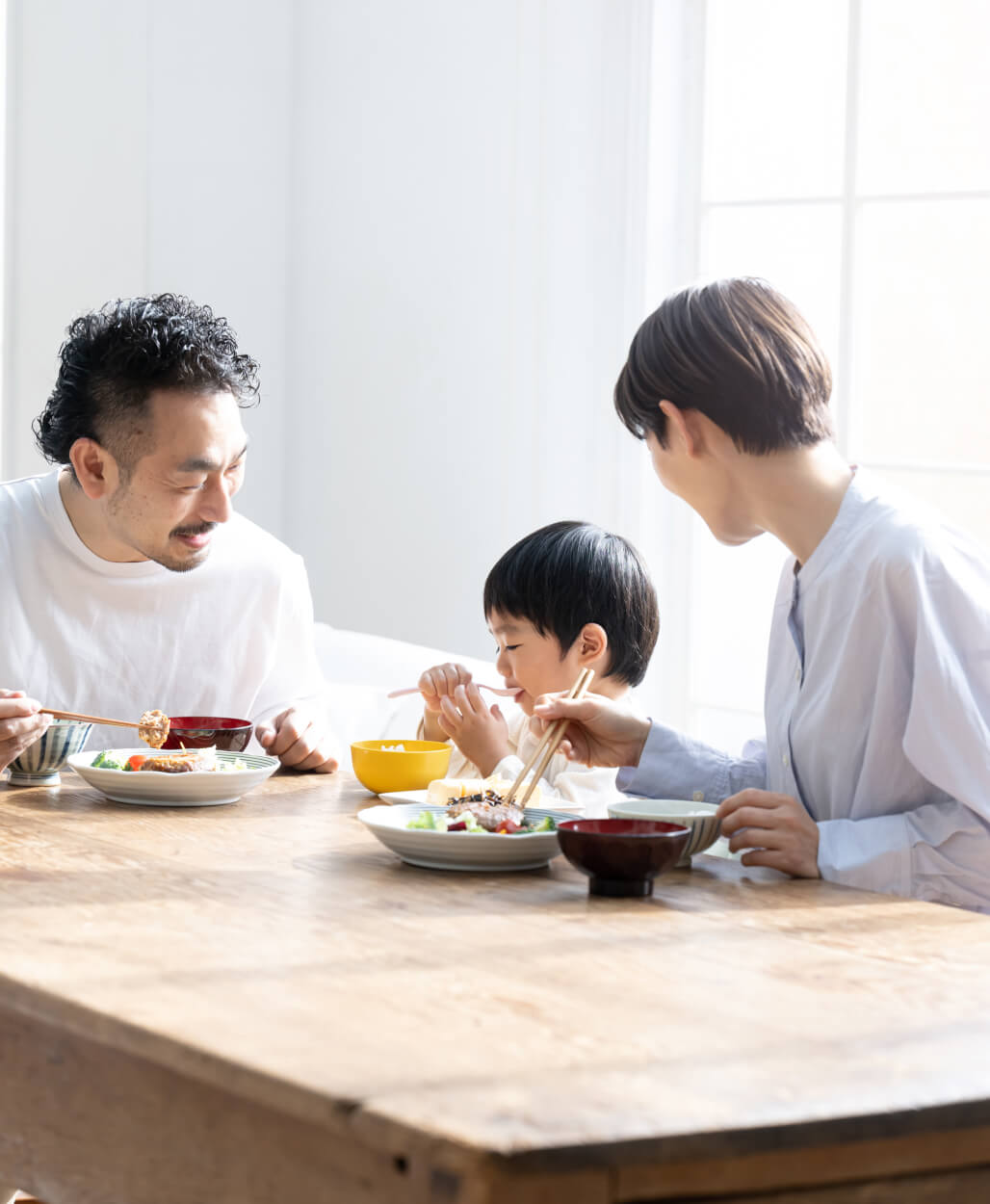楽しそうに食事をする家族