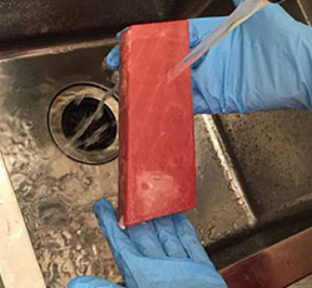 まぐろの柵を水洗いしている