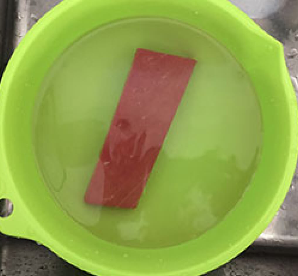 まぐろの柵を塩水につけている