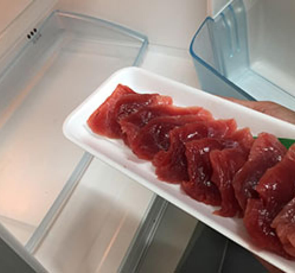 まぐろの柵がスライスされた状態