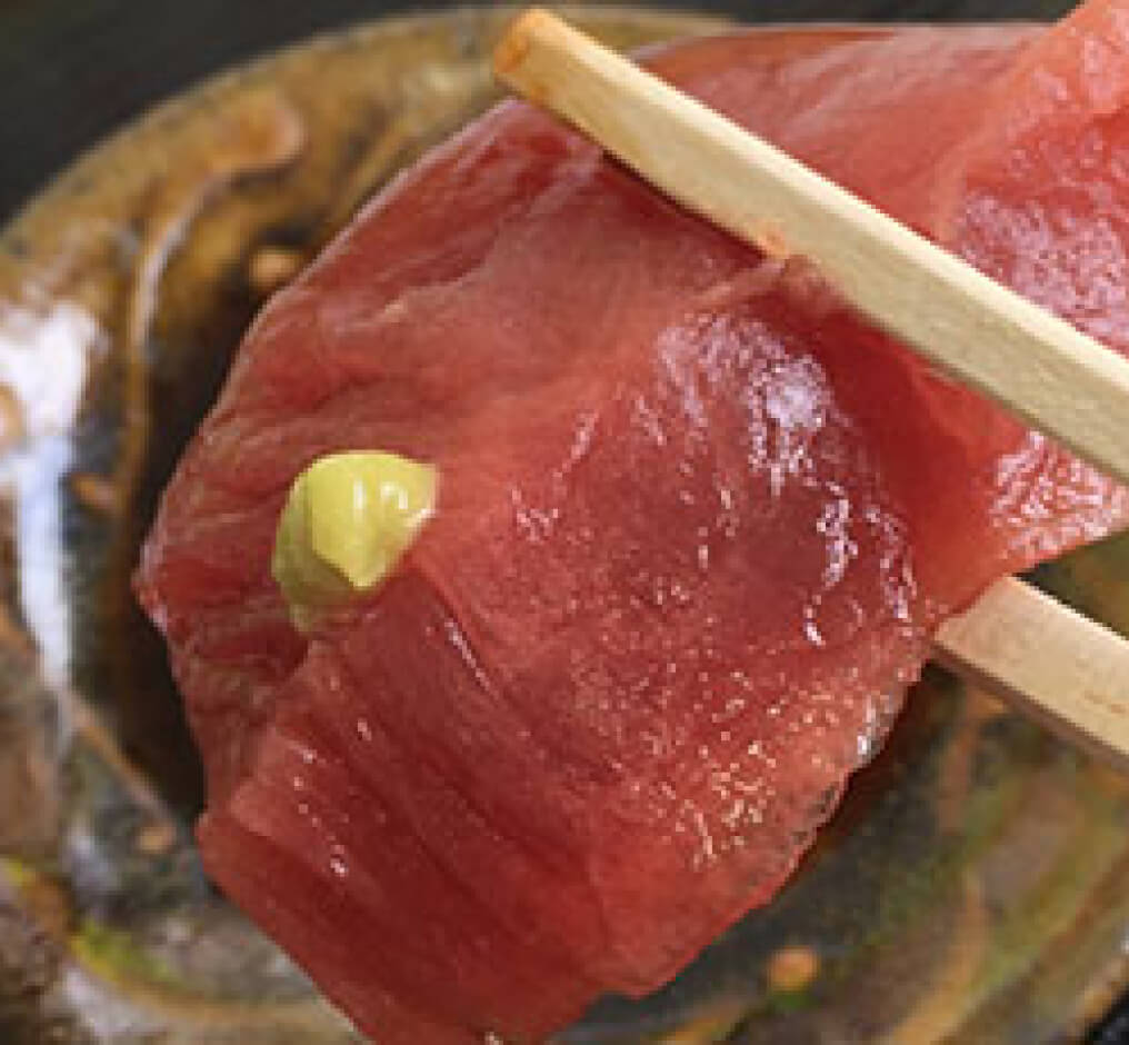 まぐろを食べようとしている画像