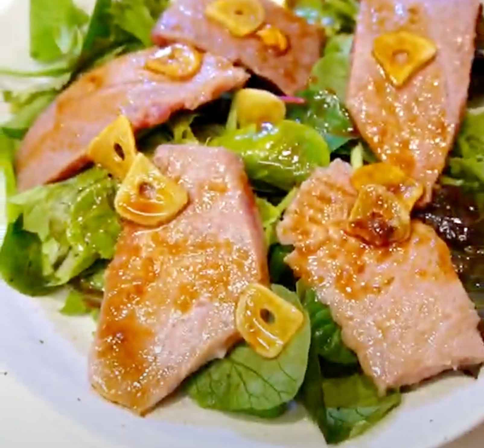 贅沢な一品！ 炙りマグロサラダの画像